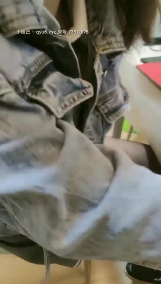 有钱能使鬼推磨，高价拿下21岁的大学生，身材好颜值高 大奶黑丝妥妥的小仙女 作业都没做完就被调戏，36D的大奶手感很奈斯，无套输出设了一嘴，这集干货很精彩