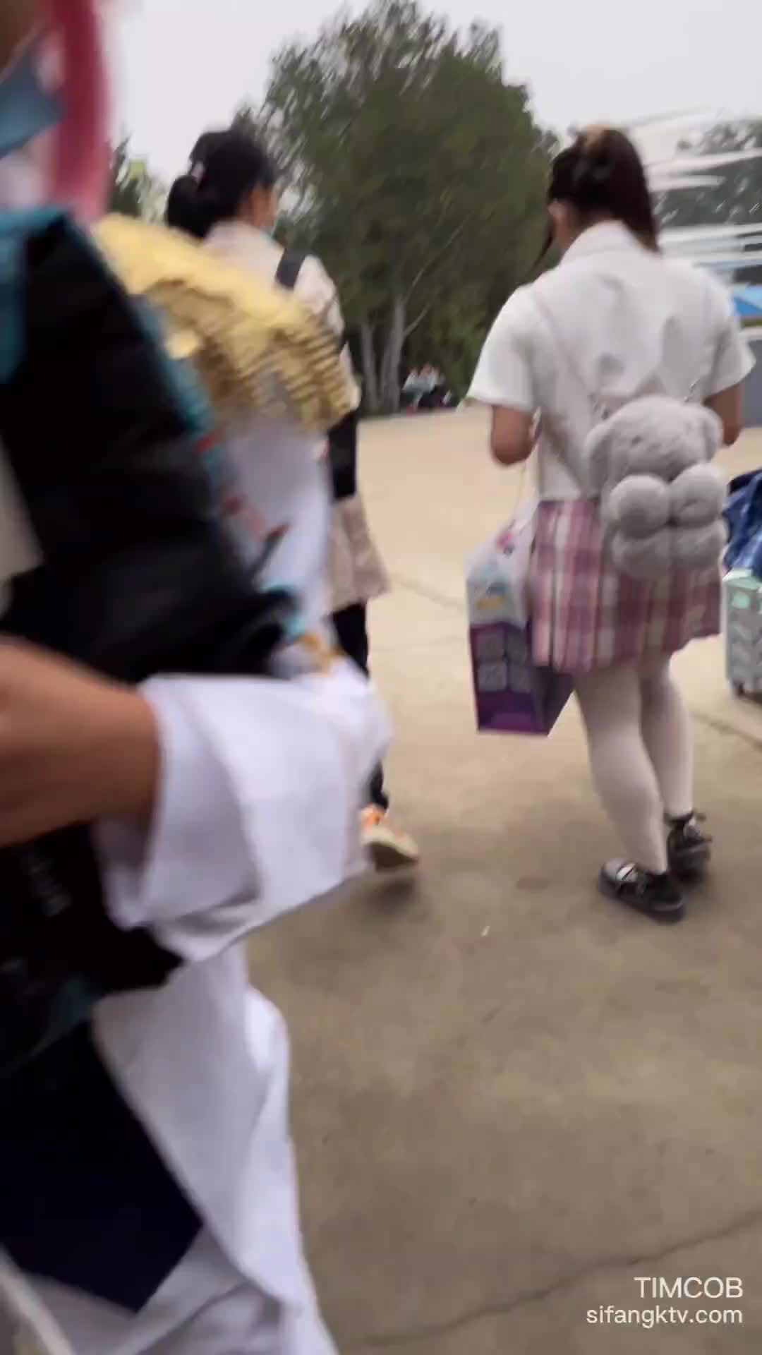 #偷拍 #抄底 #CD刚成年小姐姐组队公园玩！对身边人毫无防备！坐在小姐姐旁边拍！JK白丝袜坐镜头！拍摄近一小时！拍摄难度较高！