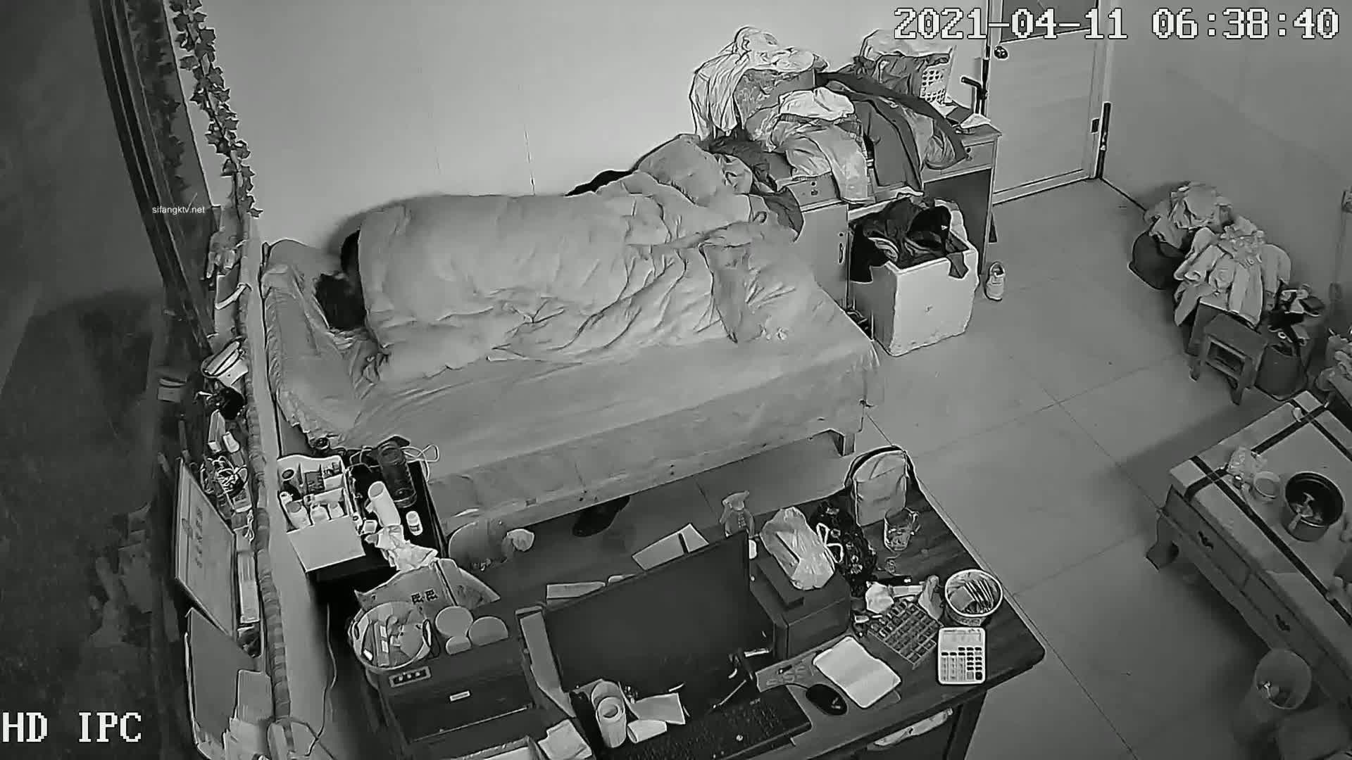 黑客破解家庭网络摄像头偷拍中年大叔和30如狼40如虎的媳妇晚上过夫妻性生活