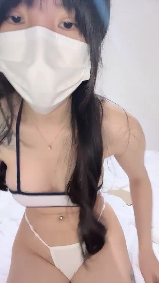 #反差 #高中生 极品美少女 白嫩肌肤诱人 粉乳丰满圆润 白虎粉穴 自慰扣逼