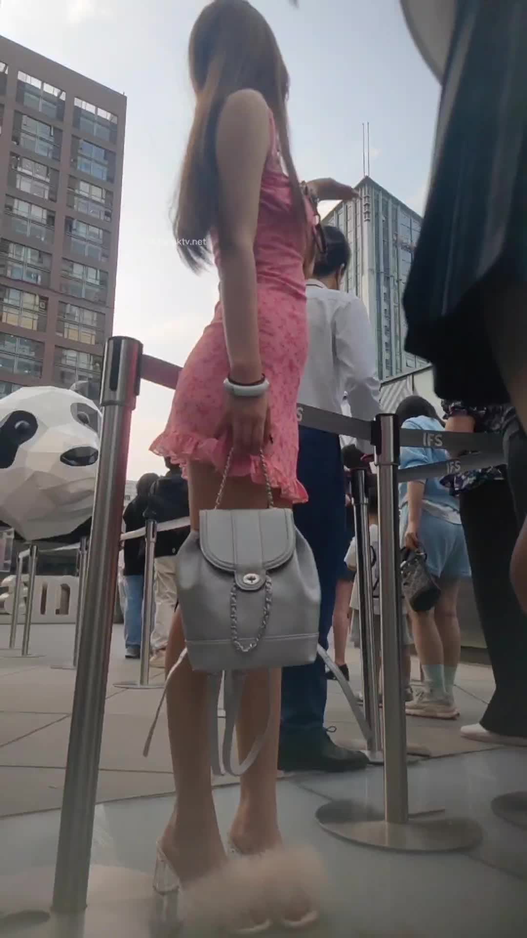 #偷拍 #抄底 #CD超级性感粉色连衣短裙高跟凉鞋小姐姐，可爱的外表下穿着这么骚，超近距离各种脸部和下面特写超长拍摄，白色丁字裤漏毛。