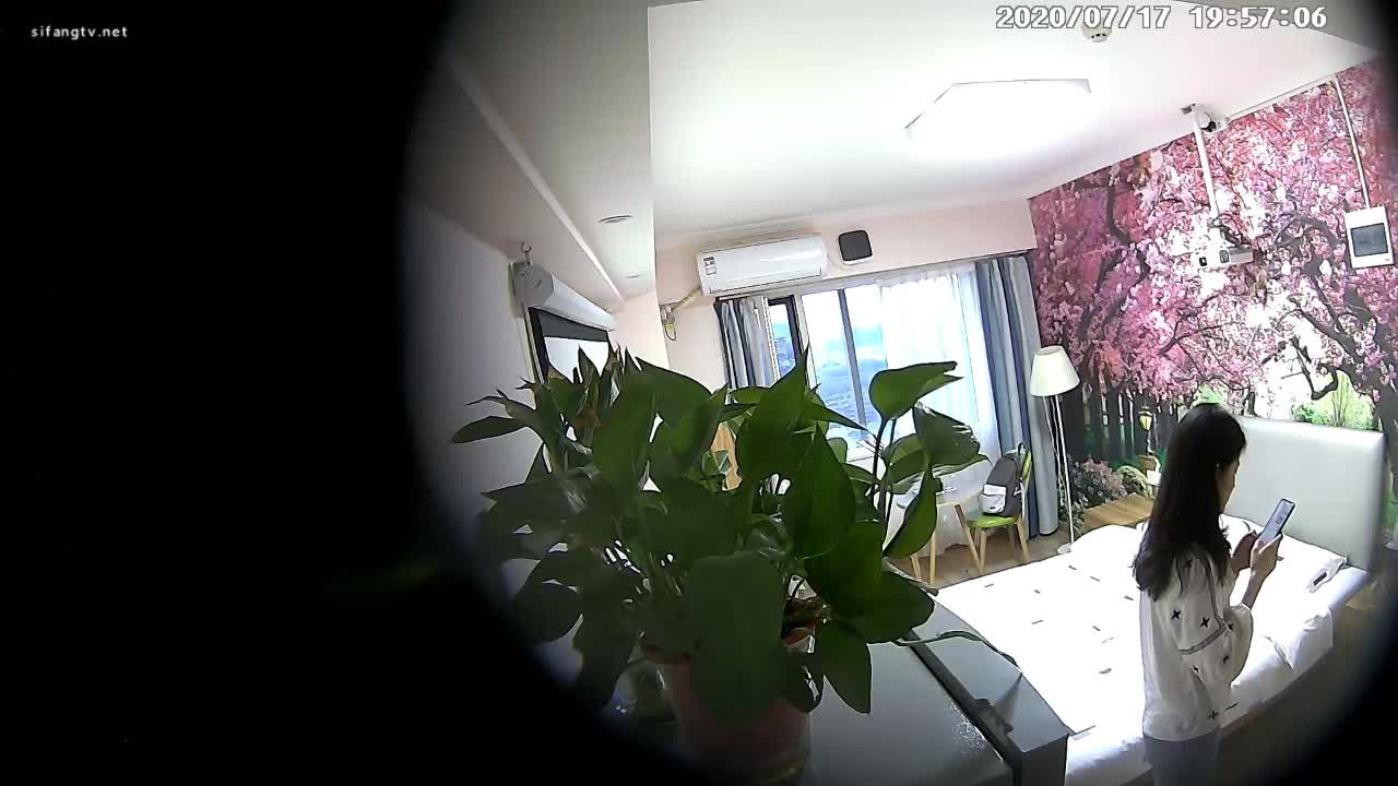 偷拍情侣开房打炮 她就像邻居家的小美女似的 换上连衣裙很仙女，脱下衣服身材真棒，和男友做活塞运动，张大嘴巴啊啊啊