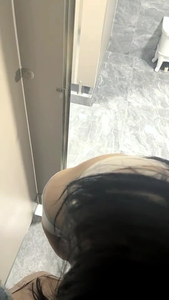 杭州街头，挑战公厕性爱，冬夜，极品女神姐妹花，啪啪，撒尿，时刻担心有人进来，真刺激