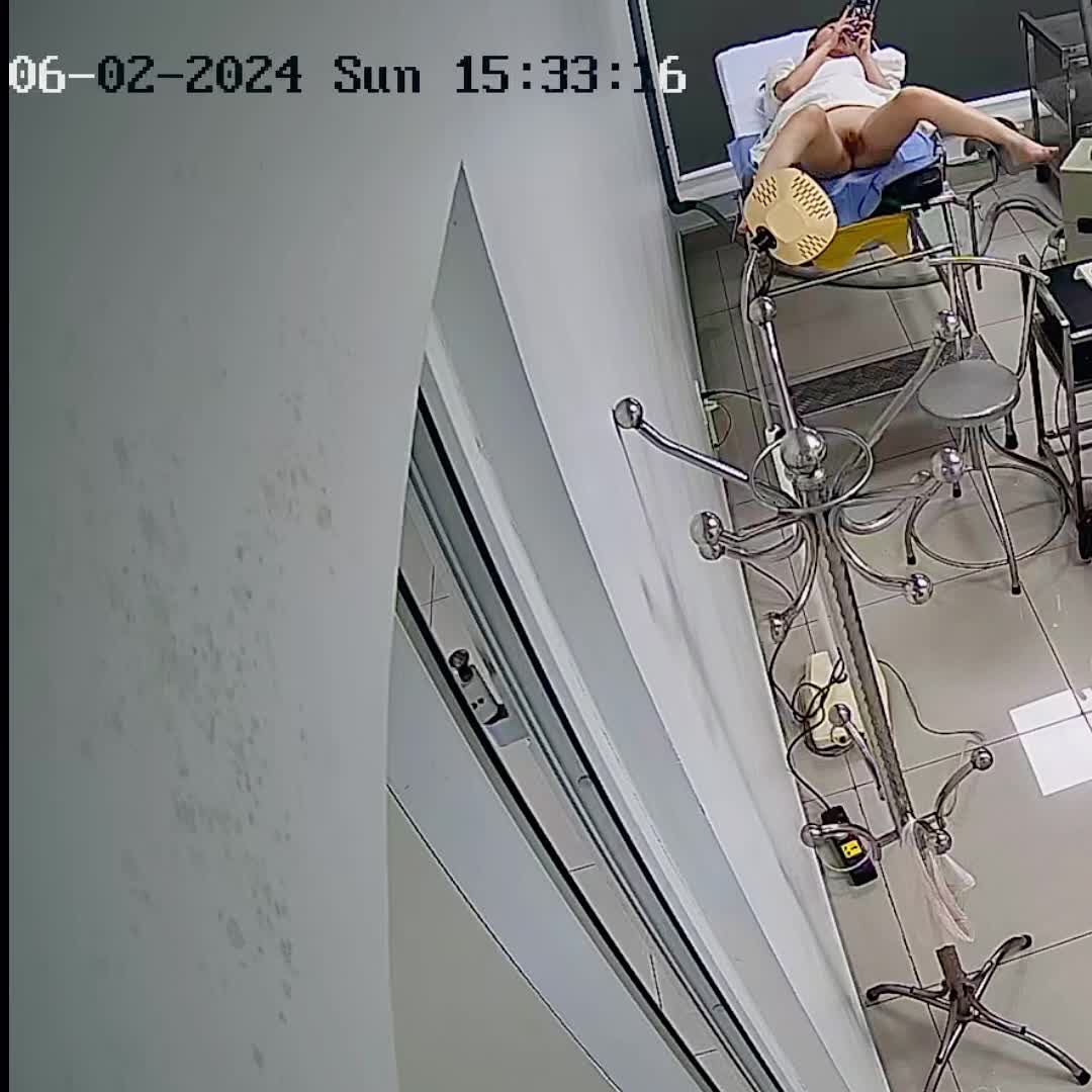 网红91阴 CDTP公告#偷拍 六月新流出黑客破解医院妇科摄像头偷拍 某个女网红过来检查逼,内裤脱了躺在检查床上还在给粉丝发语音互动 转发获取私密群
