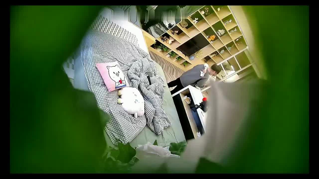 酒店偷拍 ️假期秃顶姐夫偷偷领着小姨子开房偷情强迫小姨子给他舔鸡巴