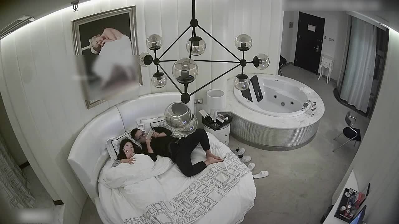 情趣酒店豪华房偷拍非常能干的眼镜男床上干到浴缸站着快速抽插