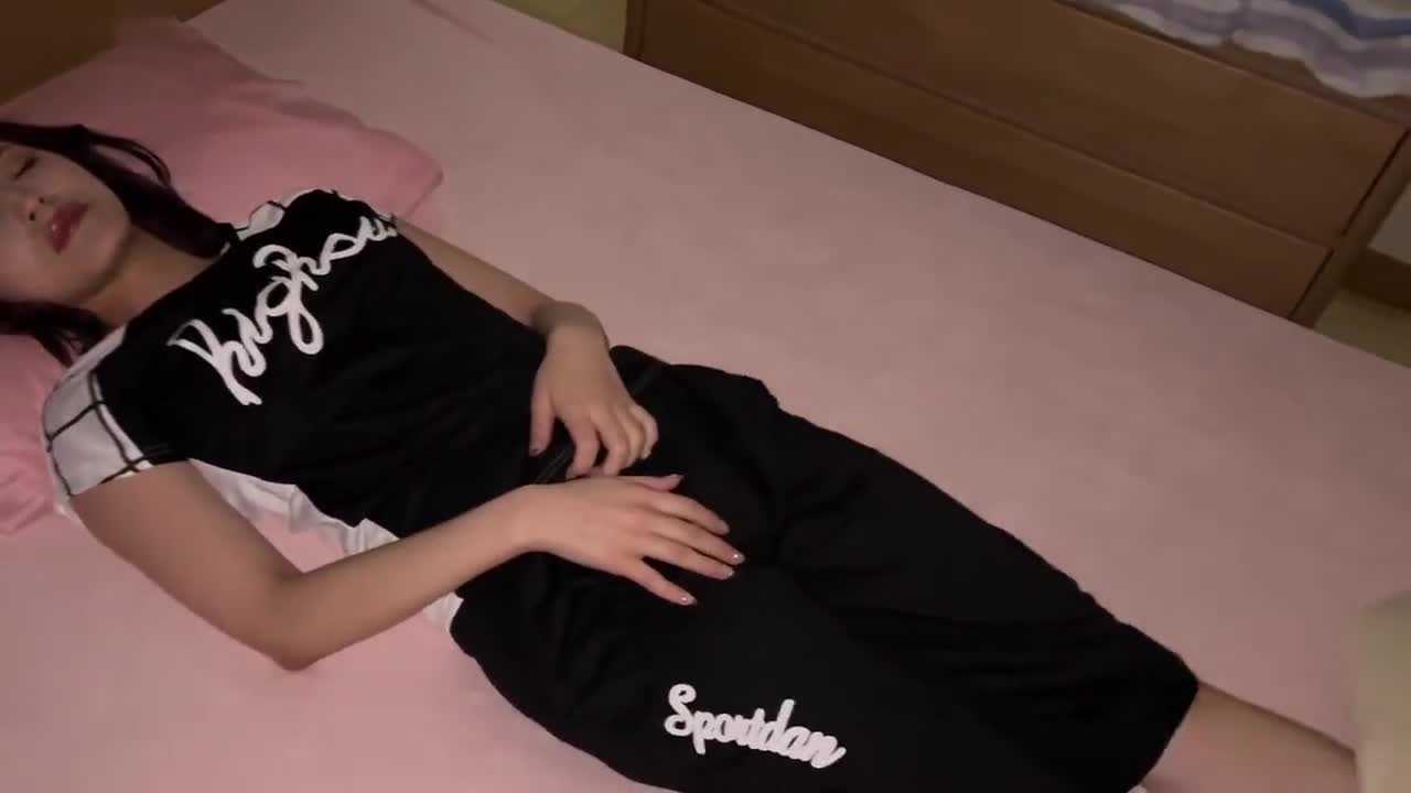 #强奸 #迷奸 公司新女同事好美，晚上约她吃饭悄悄给她下药后迷玩