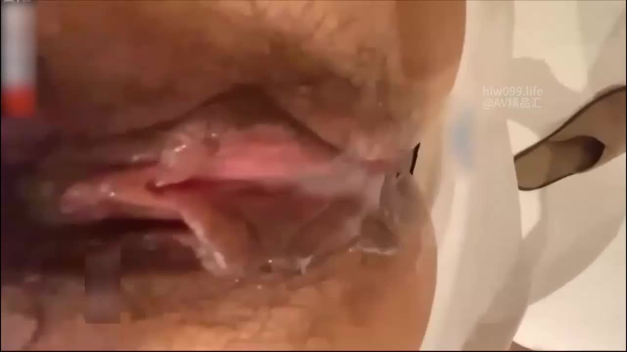 #熟女 #口交 #手指插入 #偷拍自拍 #偷情爱穿丝袜的出轨少妇在检察院上班的熟女人妻跟小鲜肉情人的性爱记录每一次被情人内射之后都会温柔的询问你射了吗然后乖巧的用嘴巴清理肉棒残留的精液调情技术更是一流每次都会用自己软嫩的舌头轻轻划过全身服从性贼高完美露脸气质人妻少妇人妻