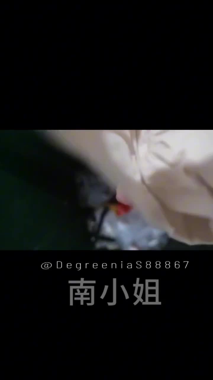 重口味！户外露出狂人 #南小姐 男厕所自慰 做任务挑战