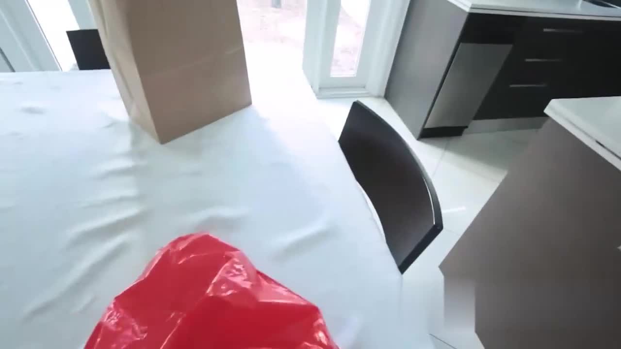 欧美乱伦剧情 性感熟女继母和年轻的儿子