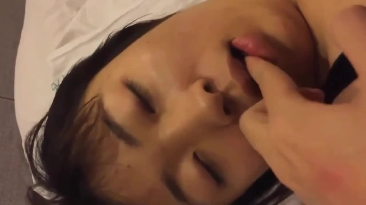 #绿奴 #迷奸 #射精 #骚逼 #绿帽绿帽男找行业大神迷奸玩自己老婆