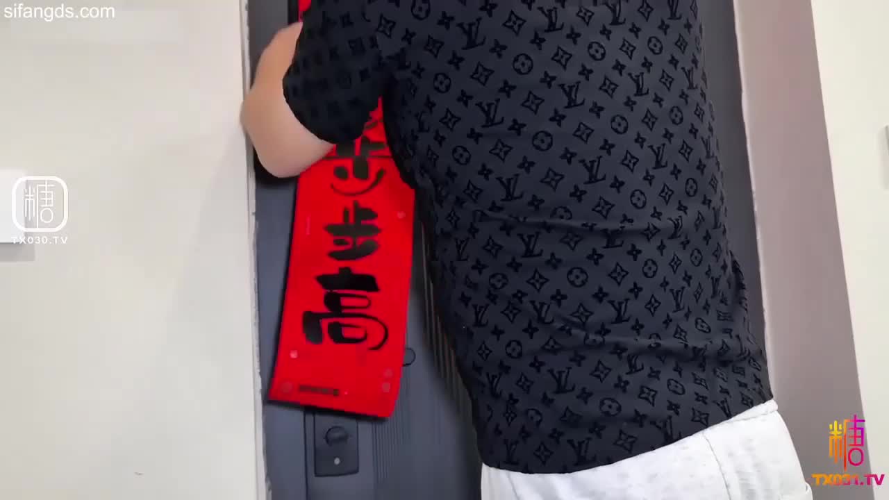 #国产剧情 #白虎 #绿帽 #人妻 #挑逗情深叉喔淫穴庆新春内射中出昔日恋人精液流出春节特别版
