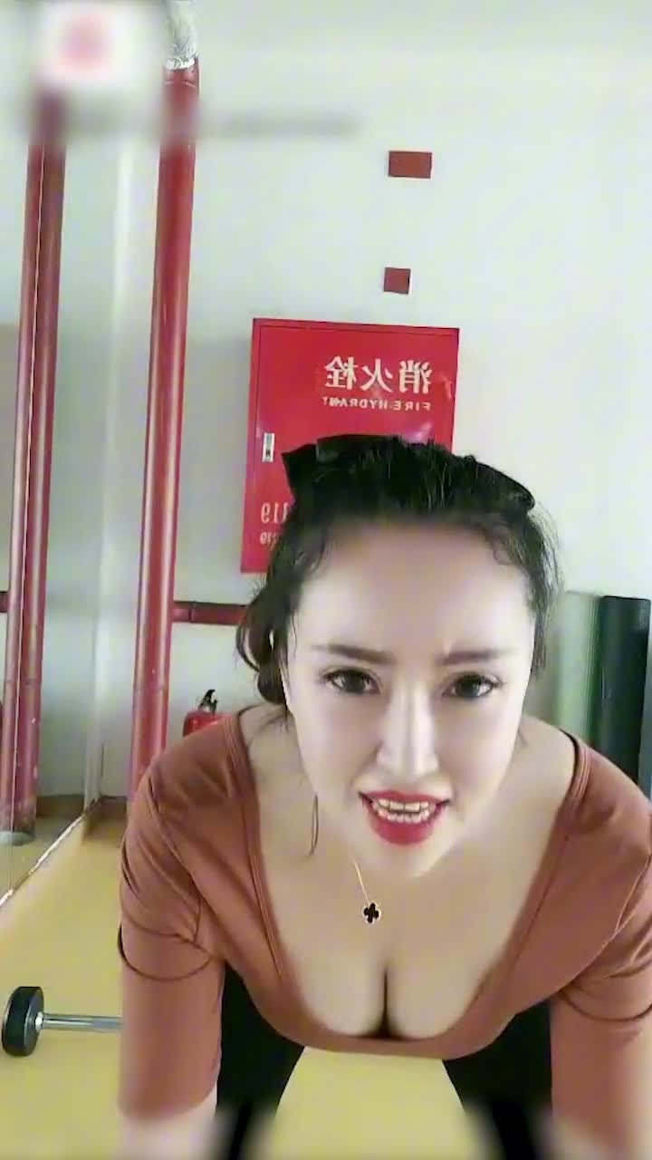 美乳翘臀健身女教练直播自慰#熟女 #骚妈 #自慰