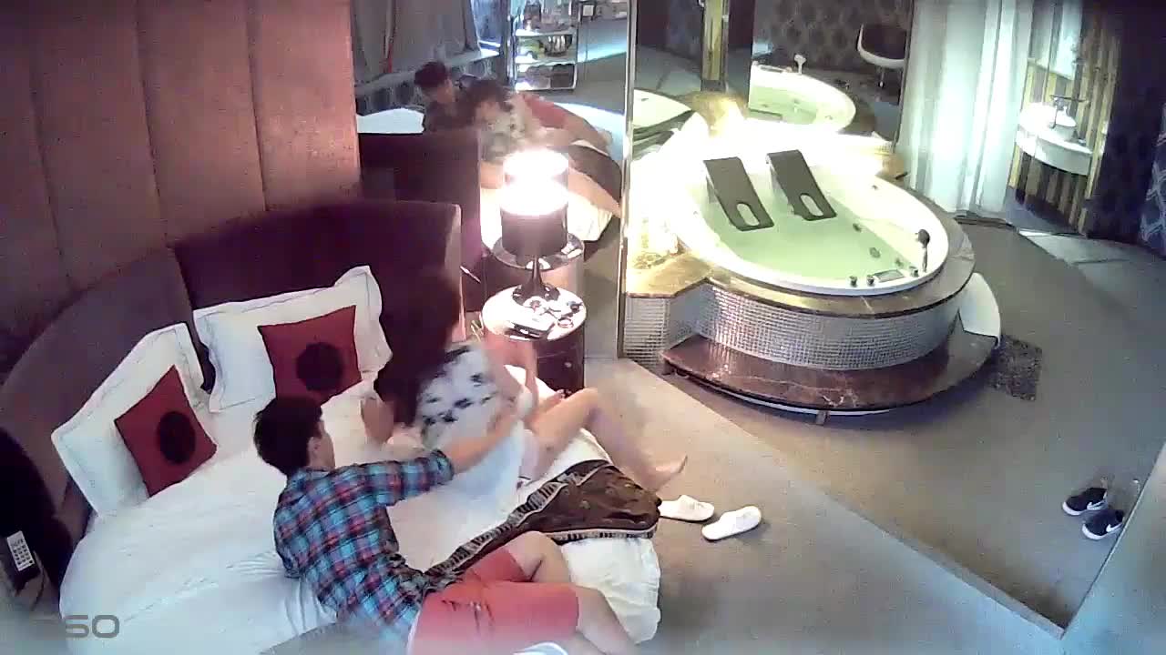 【#偷拍10022】高顏值極品長發美女自己坐上去拼命的扭動 #偷拍