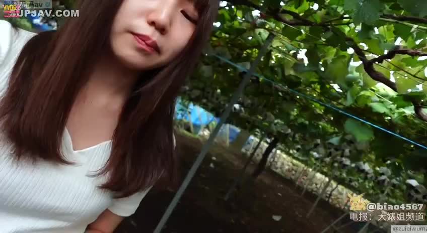 带妹子摘葡萄，然后带到桥洞下面操逼内射，妹子经常瑜伽，小腹平坦紧实，#Fc2 #无码 #健身