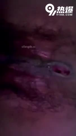 大二舞蹈社街舞班的学姐戴着耳机看手机全然不知她的小嫩逼被看