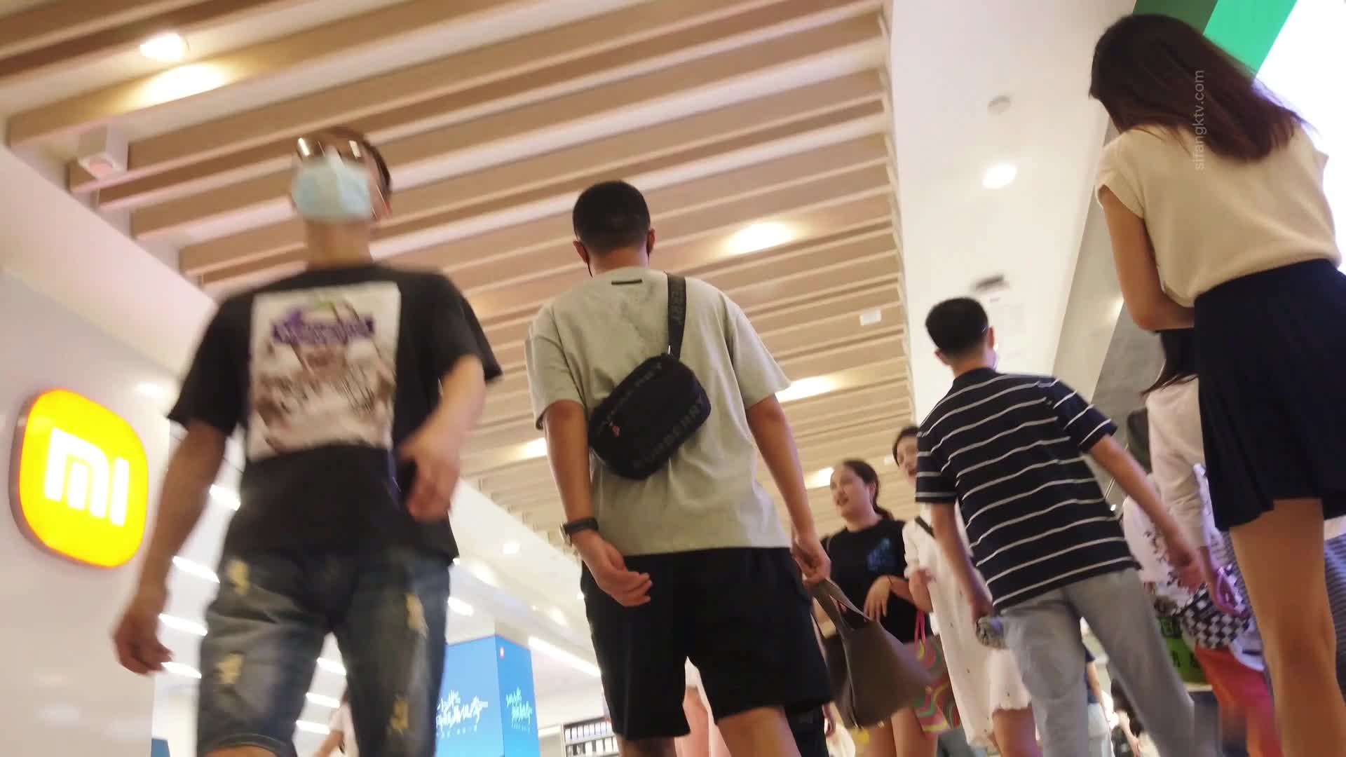 #偷拍抄底 商场少妇百褶裙丰臀黑窄内