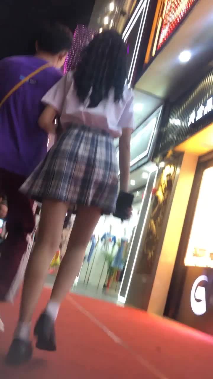 抄底超骚的一米八的长腿灰内jk妹和男友对撞屁股 精选频道推送