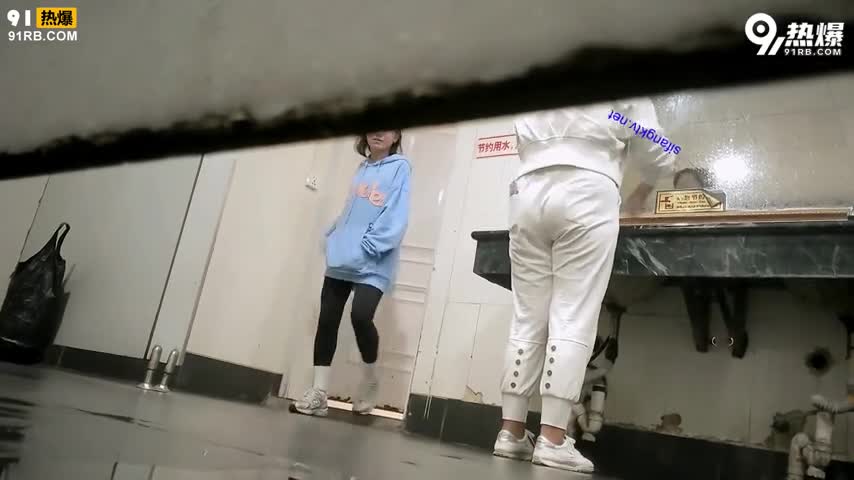 商场女厕全景偷拍几个美女嘘嘘全是丰满的大肥鲍