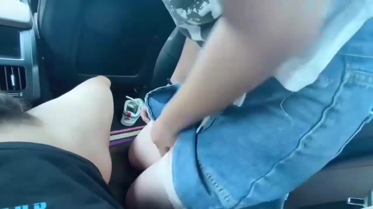 #乱伦 #女上位 #女性高潮 #偷拍自拍 #素人送妹妹上学的路上车震了