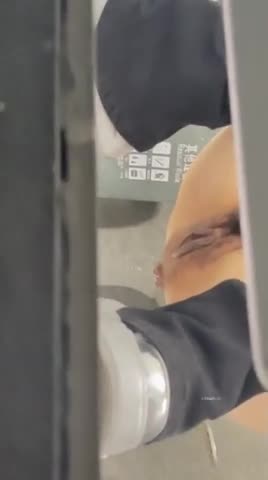 商场女厕厕拍年轻漂亮小姐姐