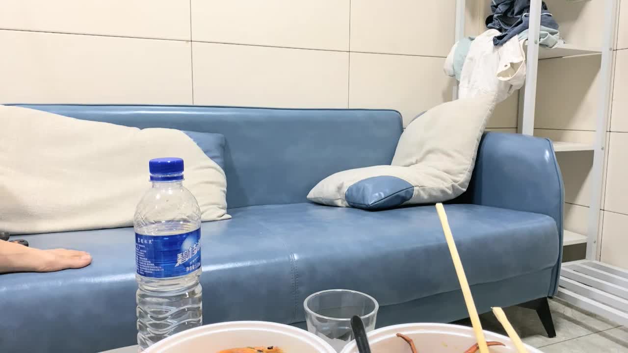 广东 珠海【已婚 少妇】在交友约到的黑丝少妇，刚接触的时候挺单纯，也很容易害羞，现在已经很粘人了，粘人的时候还挺闷骚！每次我给他舔完骚穴以后就各种淫荡的话都出来了，就一直让我使劲插她，说骚穴里面痒的受不了了，每次她说一些淫荡的话我浑身就有使不完的力气，就会使劲插她。骚货说跟我出轨真刺激，每天带着满穴的精液回家，回去让他老公舔她老公还发现不了