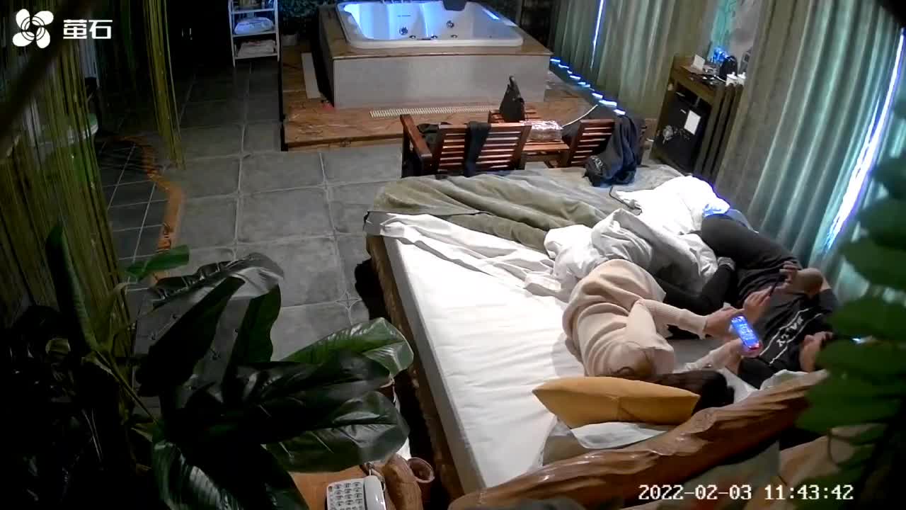 萤石酒店偷拍 出来游玩的情侣 忘情做爱 眼镜妹有点反差 床上这么骚