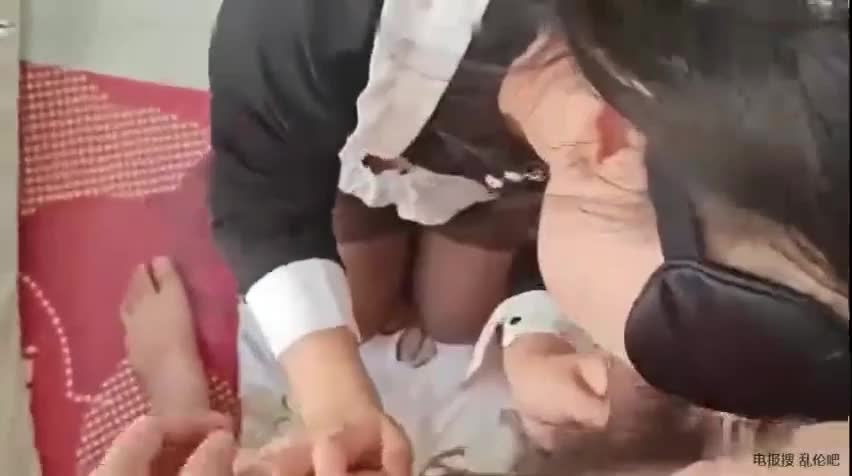 #女仆 #母子 #淫叫 #骚逼 #骚货女仆亲妈跪地迎接儿子老公刚走就抱着儿子的鸡巴不松嘴