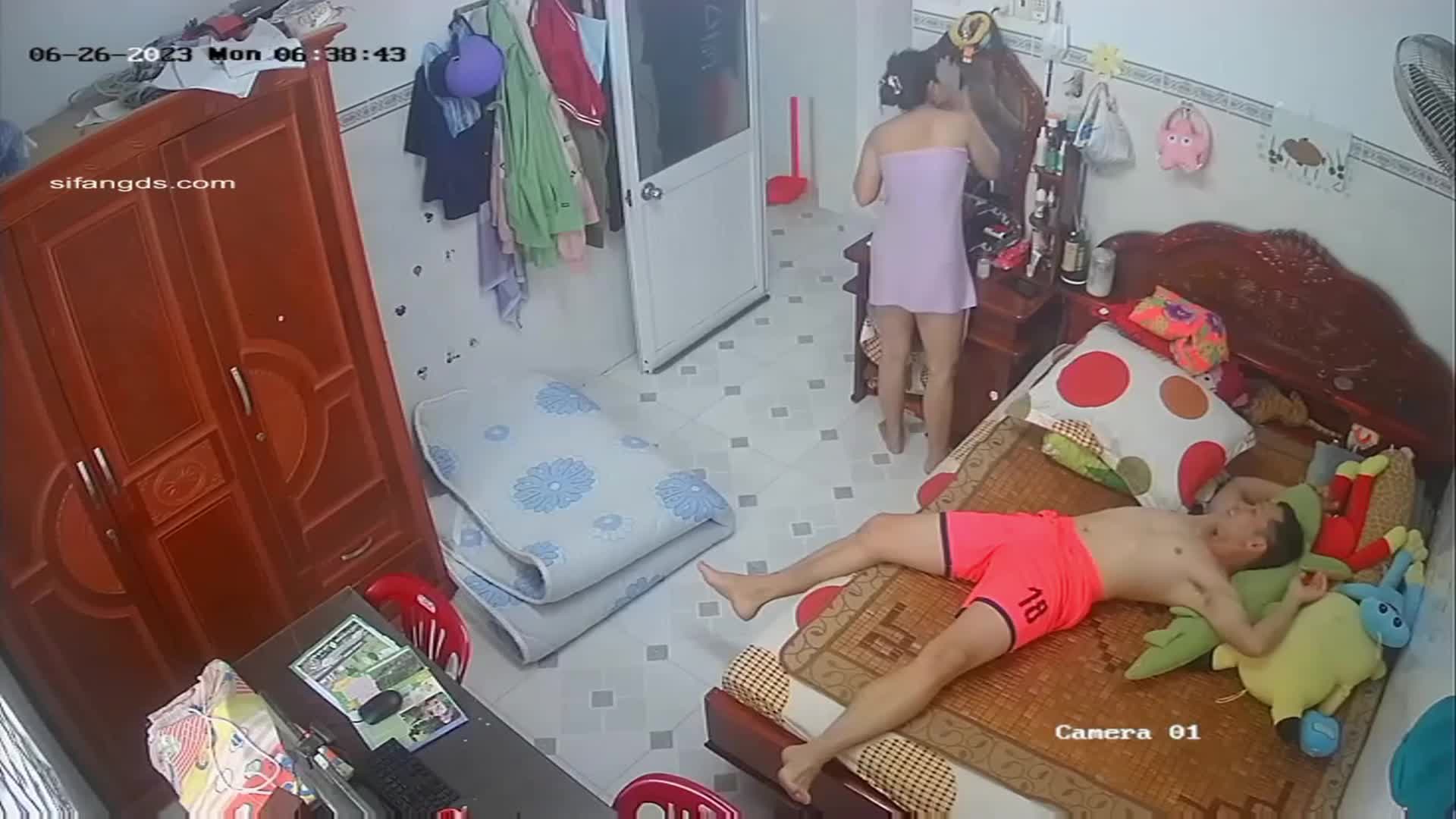 黑客破解家庭网络摄像头偷拍 夫妻日常生活性欲旺盛的壮男 频繁摁住媳妇就是一顿操