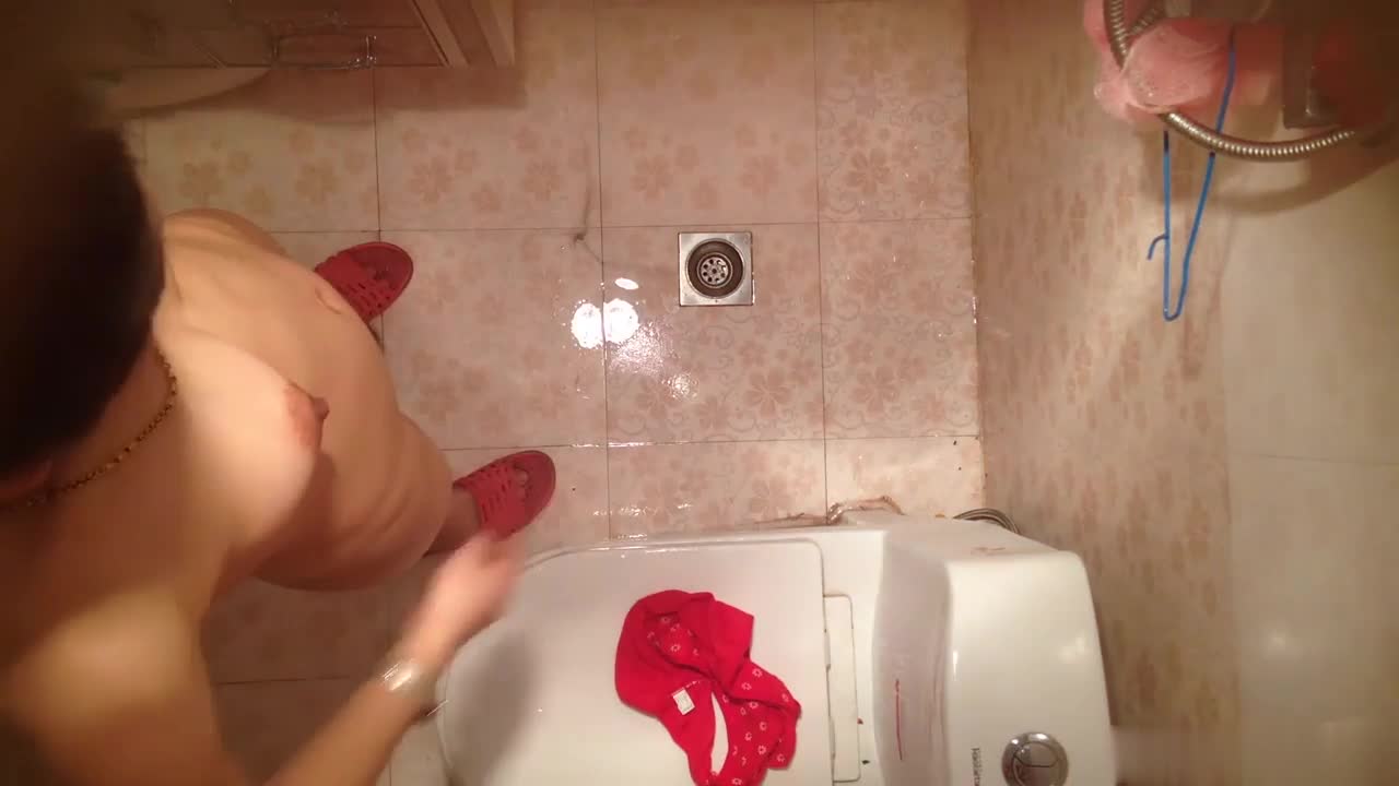 青春期躁动的小叔子趁着哥哥出差️在浴室偷装摄像头偷拍嫂子洗澡她学男人站着对水槽尿尿