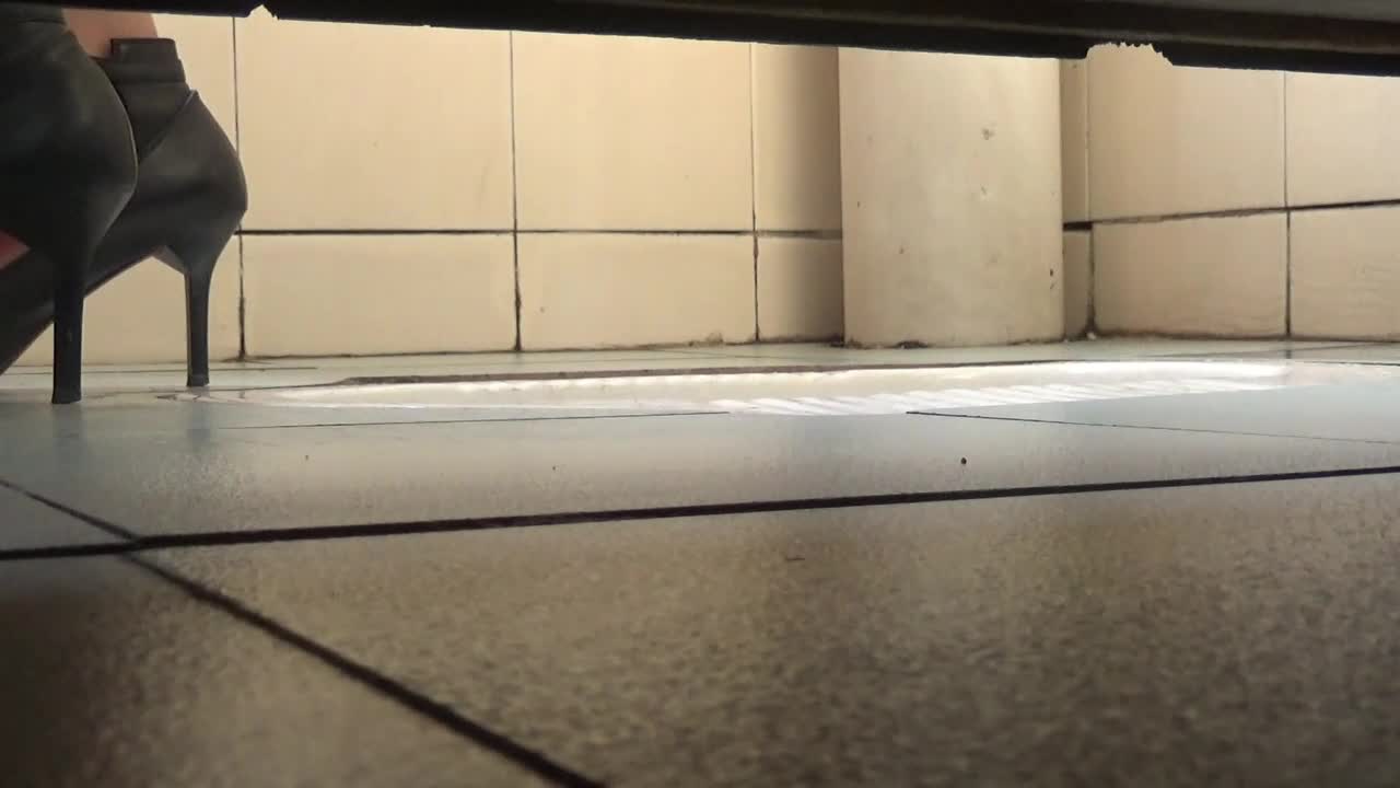 大神潜入公司女厕全景偷拍几位高跟黑丝少妇极品美鲍