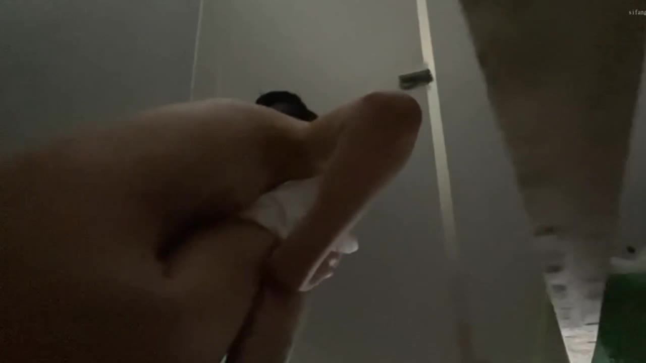 十月最新流出 魔手 外购手持厕拍《舞蹈美女脱光光系列2》两个参加表演的舞蹈服美女脱光光尿尿