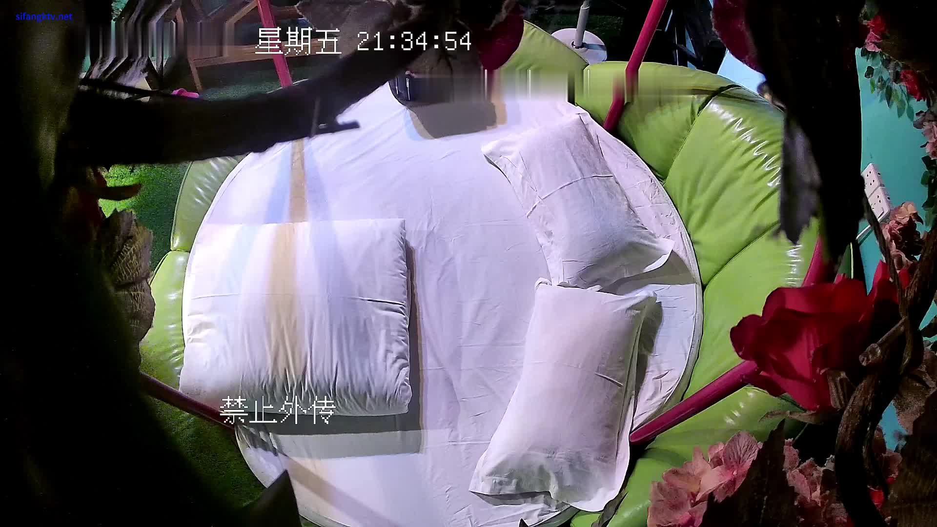 情趣酒店绿叶房偷拍 美女男友满足不了清早自慰自己满足自己
