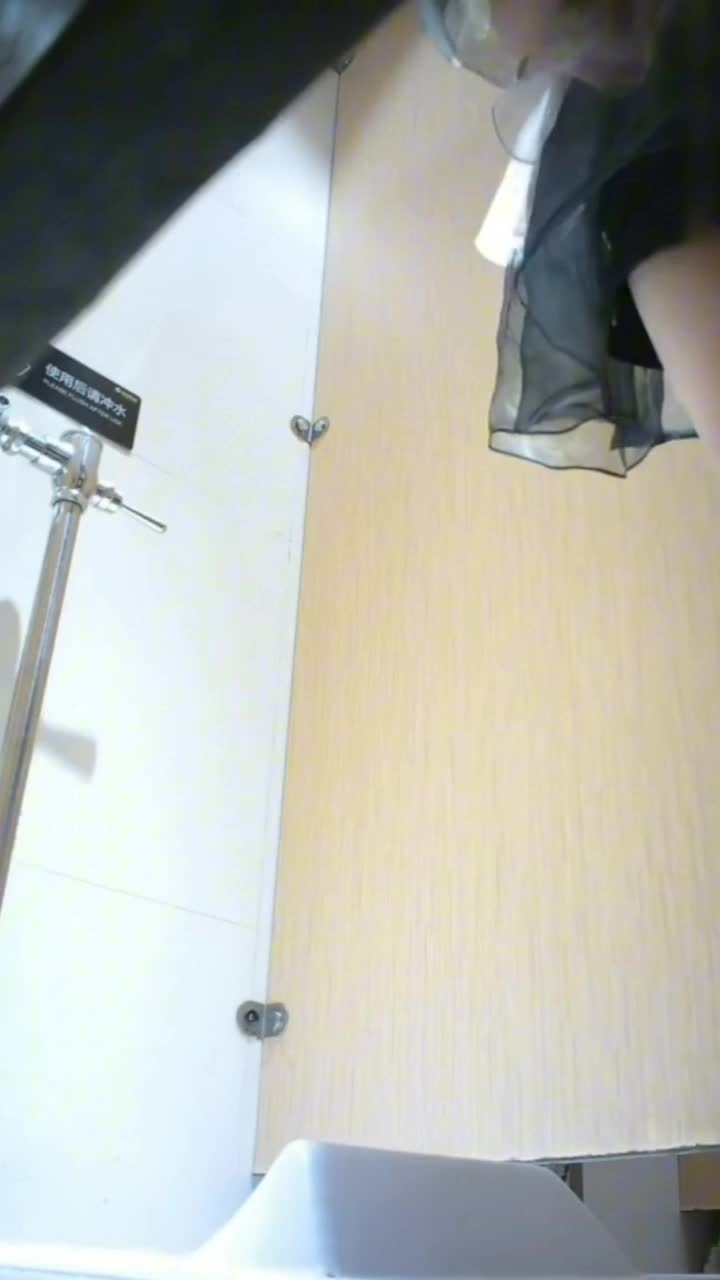 十月最新女厕偷拍魔手 外购精品厕拍 《顶级颜值》JK制服萝莉小妹貌似喝多了