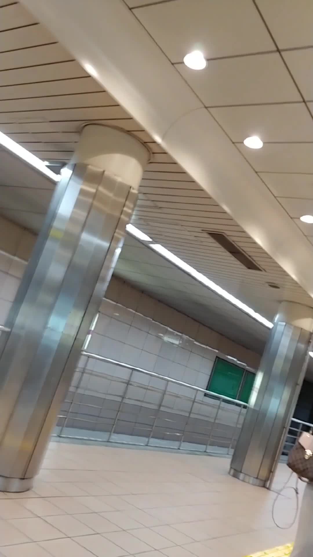 日本抄底 #掀裙 裙下风光抄底偷拍无人后继掀裙强拍7部合集加入会员群观看