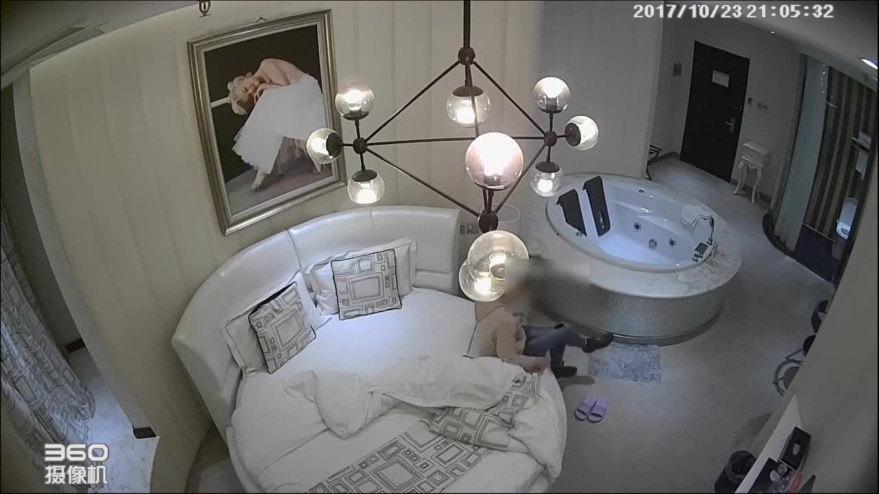 酒店偷拍 气质美少妇 背着老公和单位领导开房,开始还有点生气不愿意,强制性插进去操