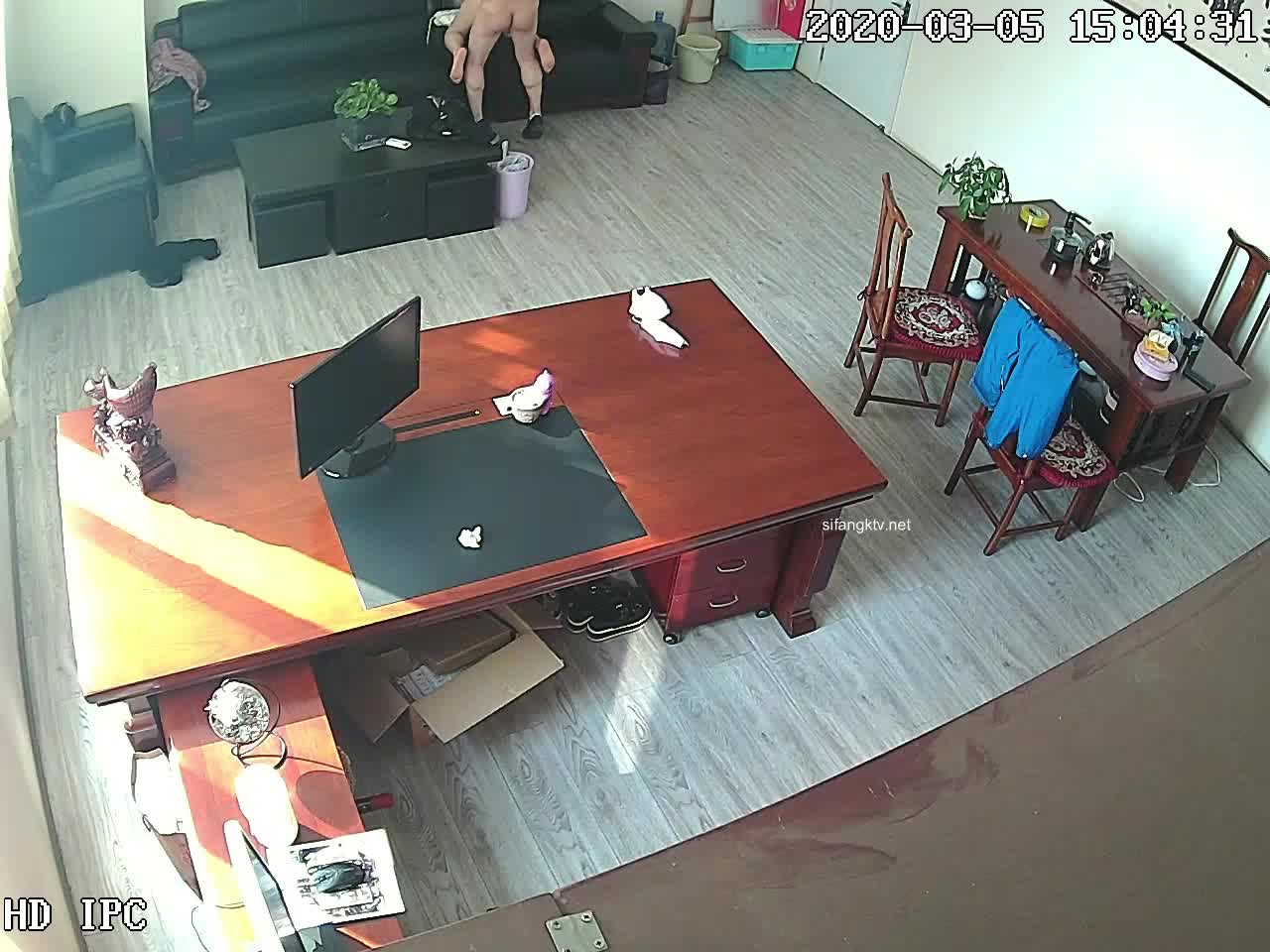 河北某摄影店女老板，年纪30左右，在公司办公室偷情被偷拍