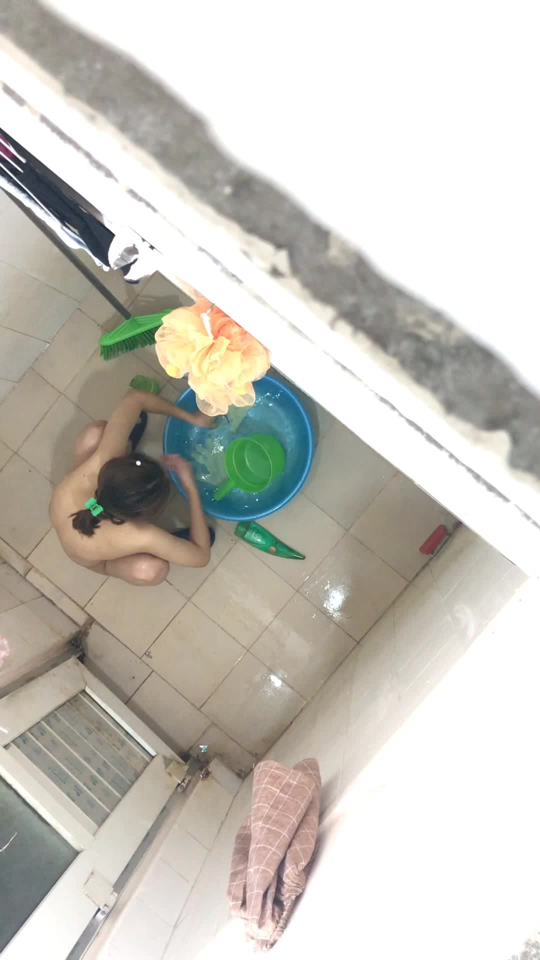 纯上帝视角偸窥出租房邻居小姐姐用大盆水舀子洗澡，身材不错，还自娱自乐最后还把自己说笑了