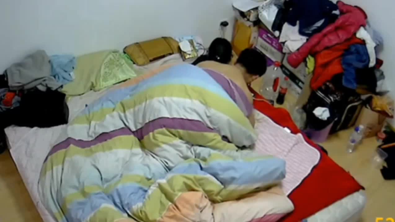 黑客破解家庭网络摄像头偷拍到一对夫妻睡觉前的啪啪床战，刚开始老公在按摩老婆的屁股，老婆的屁股白白胖胖十分诱惑