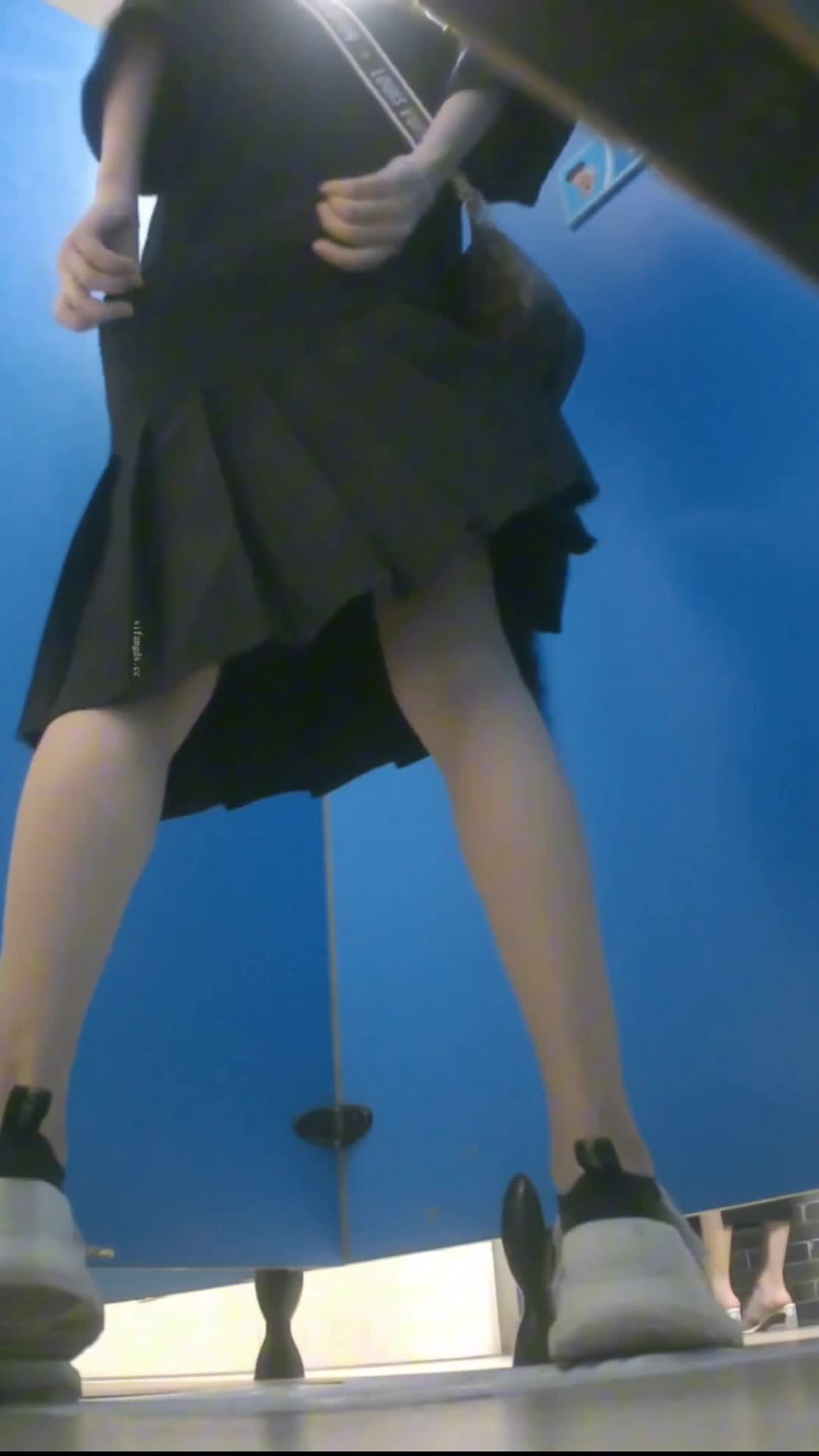 #厕拍 #小蓝门商场女厕厕拍几位女神级的小姐姐尿尿
