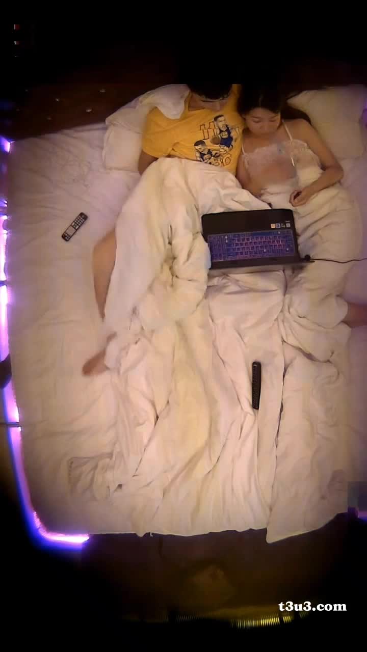 酒店上帝视角偷拍年轻小美眉和男友开房啪啪前先穿上球衣摆拍一番 99分钟