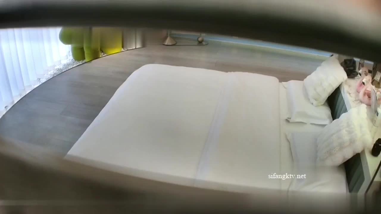 新流出酒店偷拍 退休大爷冒充摄像师给身材不错的靓妹拍大尺度写真骗上床一顿爆操