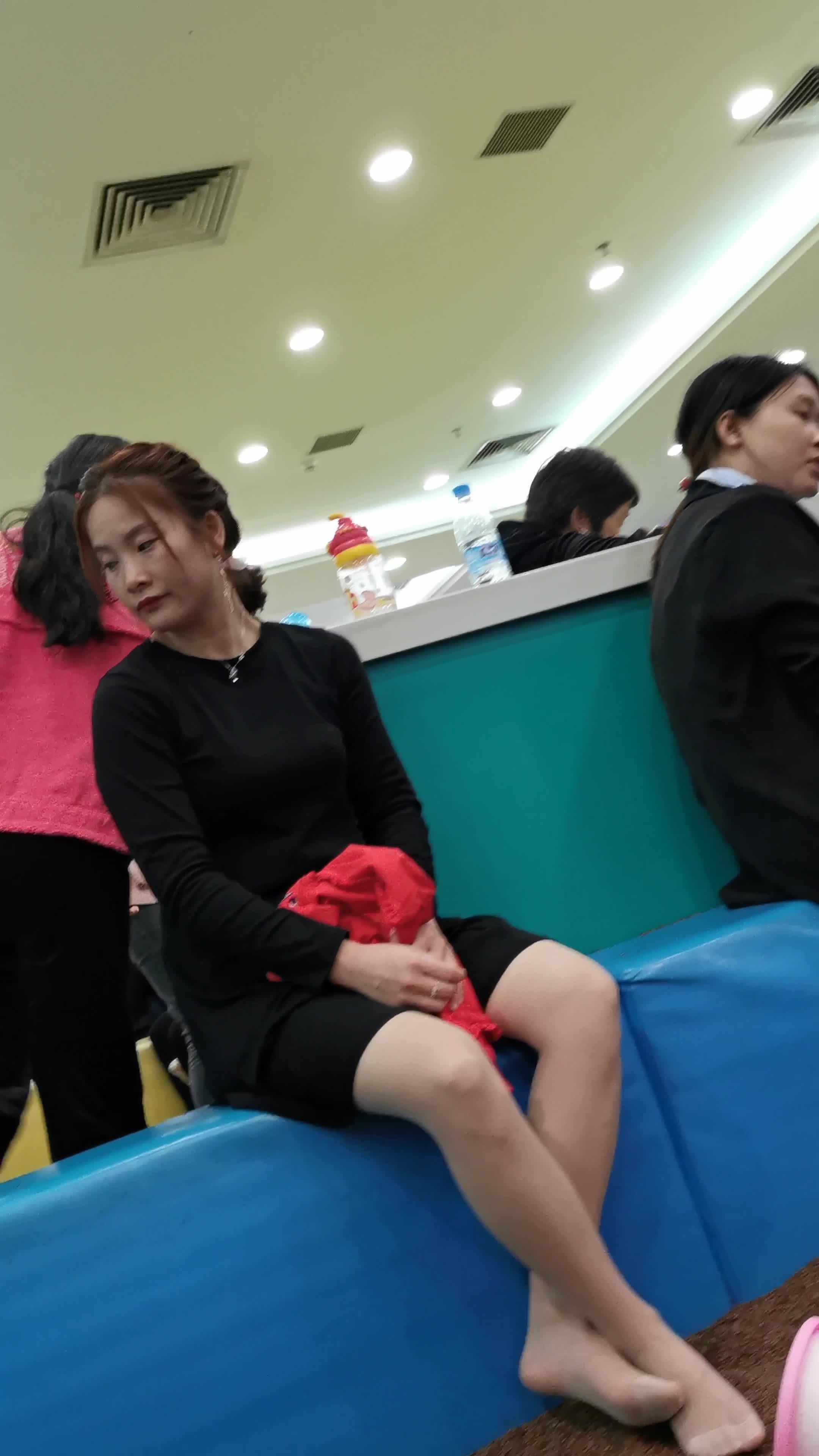 亲子乐园系列 少妇们的丝袜美腿