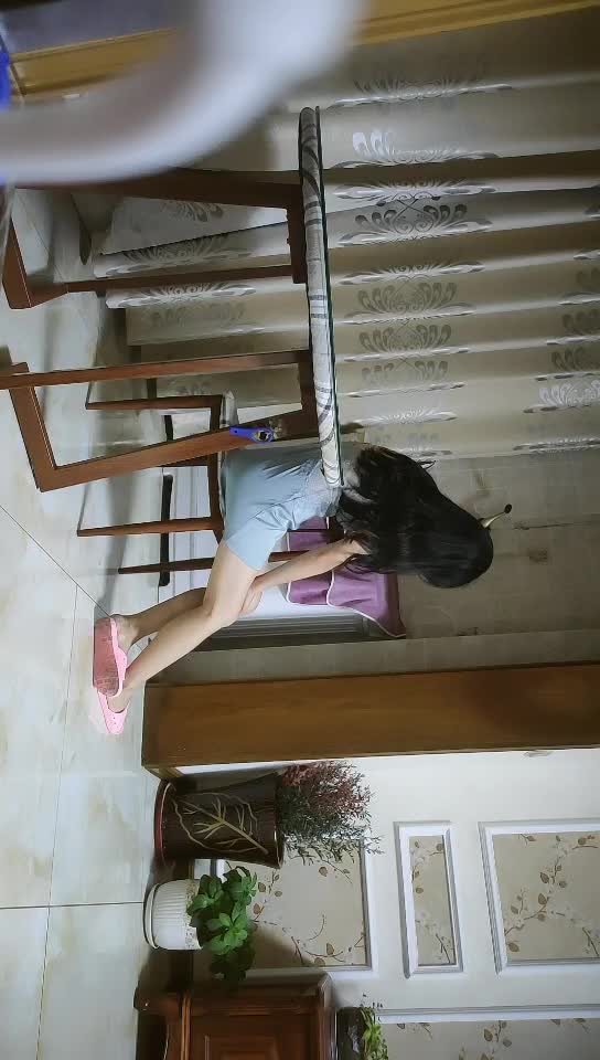 #熟女 #少妇 美女少妇】良家小少妇偷拍，家中客厅调情啪啪，黑丝诱惑，白嫩肌肤，倒立口交，激情啪啪
