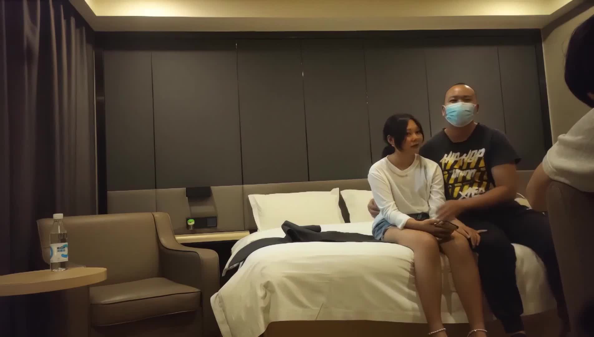 #3P #淫语 #射精 #淫叫 #骚逼熟女探花18岁嫩妹3P轮着操翘起屁股后入一个射了另一个继续翘起双腿猛操屁股