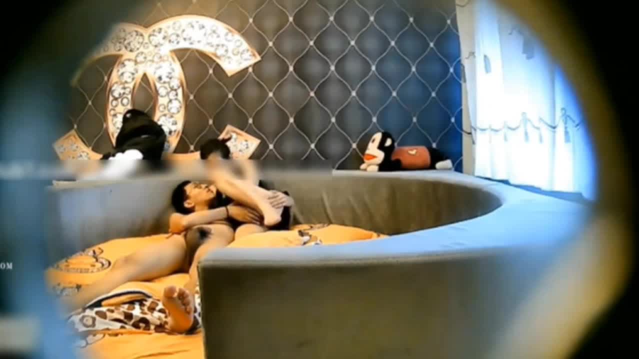 气质美女总是那么勾人，一袭黑裙加上白嫩美腿，情欲冲动肉棒硬硬的，抠逼揉捏湿漉漉插入抽插爽的浪叫连连30分钟