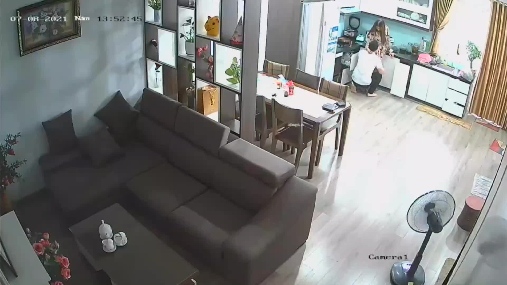 家庭网络摄像头偷拍，老婆在厨房煮饭过程中被欲火浑身的老公 扒光抱起一顿操，从厨房操到客厅沙发上 【143分钟】