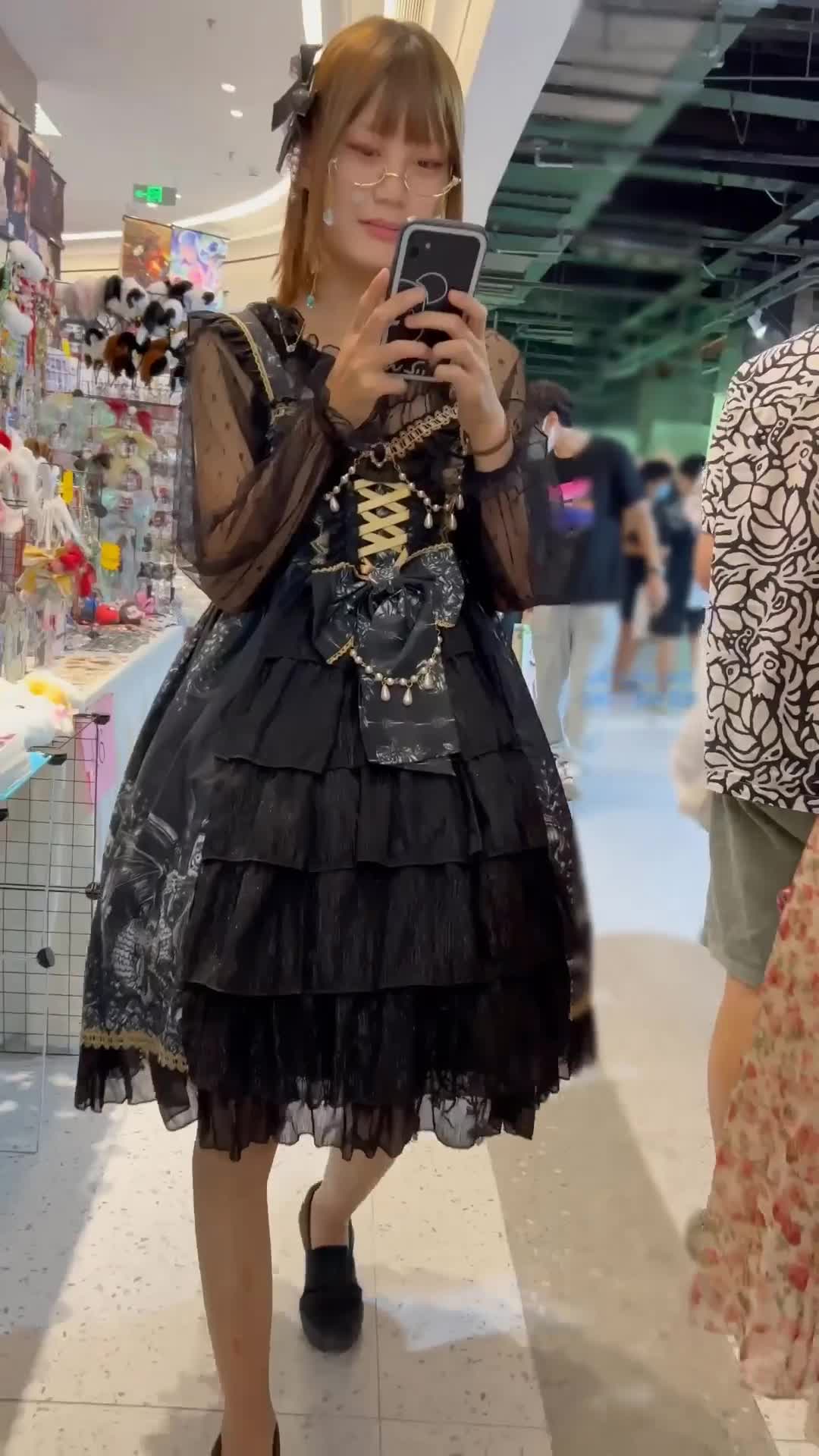 大神偷拍美女 裙底风光萝莉塔长裙COSER逛街眼镜妹绿色窄内骚气侧露JK制服靓女吃饭..粉色骚内翘起来给你看.