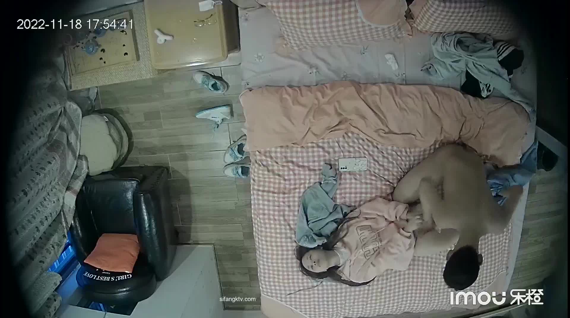 酒店钟点房偷拍 学生小情侣开房小哥把持不住干两下就不行了用金手指满足骚女友
