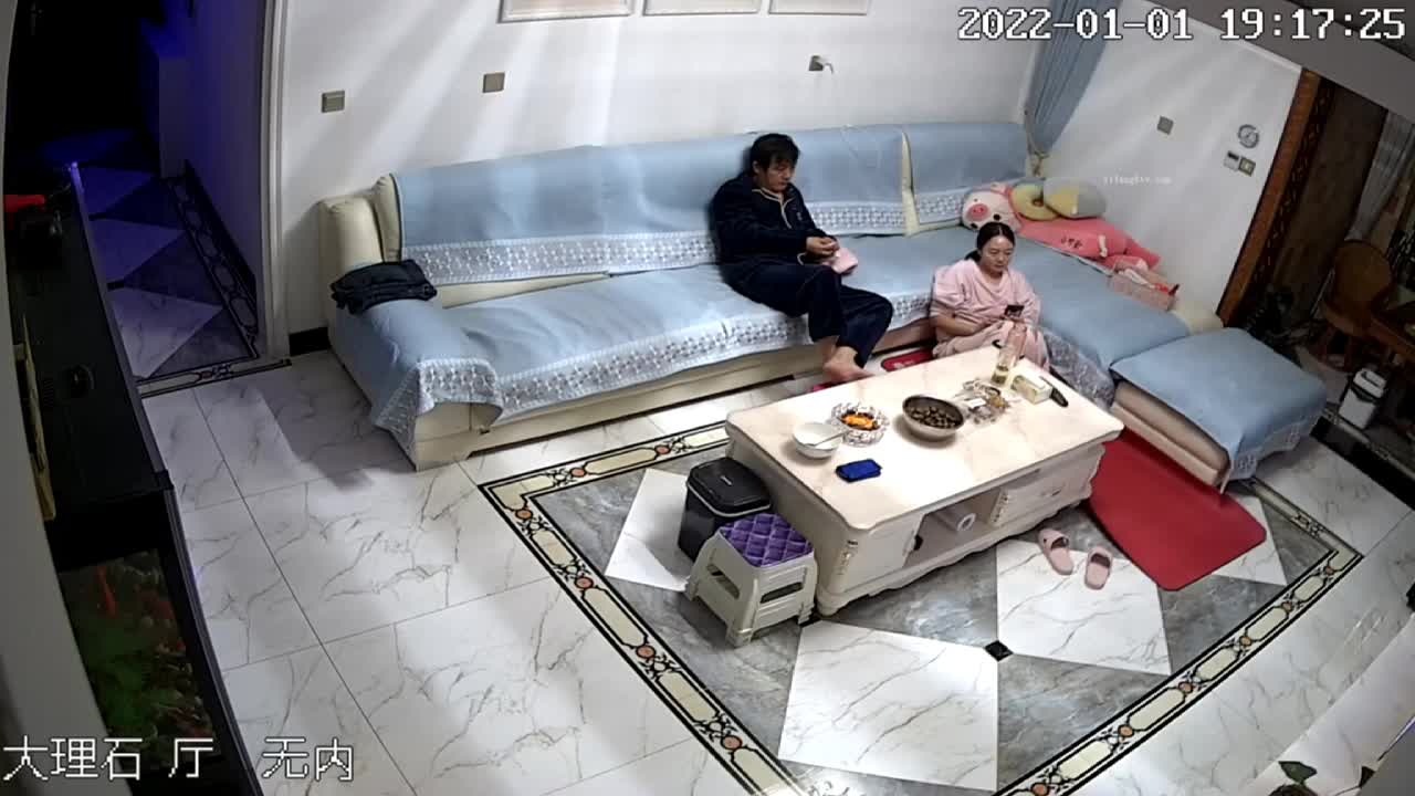 黑客破解家庭网络摄像头偷拍大叔吃完橘子仔细给漂亮媳妇的逼清洁一下在客厅的沙发上啪啪